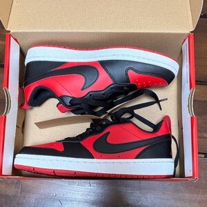 Nike Low-Top Sneakers - Black & Red